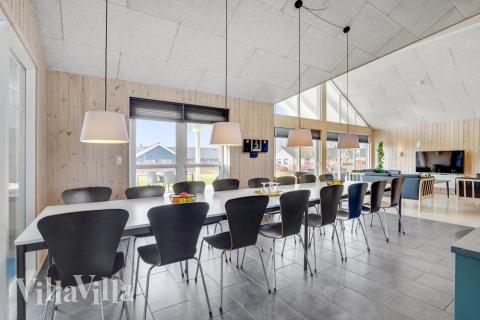 Der Aufenthaltsraum bietet Platz für 16 Personen, wenn ihr das Ferienhaus 260 in Südjütland besucht.