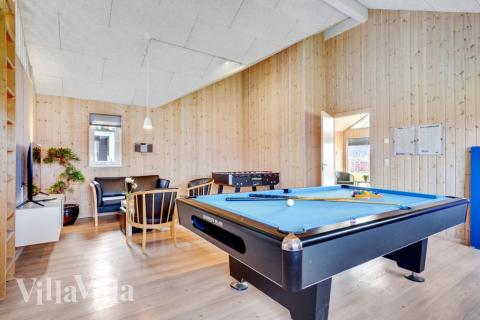 Das Luxusferienhaus 260 für 16 Personen hat einen großen Aktivitätsraum mit u. a. Billard und Darts