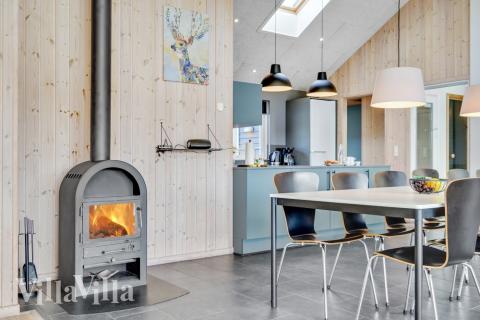 Der große, lichtdurchflutete Aufenthaltsraum im Luxusferienhaus Nr. 260 für 16.