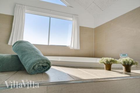 Genießen Sie den warmen Whirlpool im Luxusferienhaus Nr. 237 in Südjütland