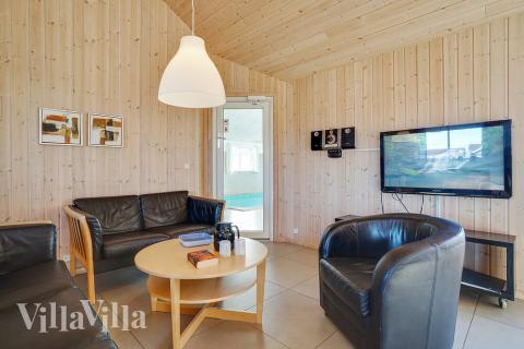 Der große, lichtdurchflutete Aufenthaltsraum im Luxusferienhaus Nr. 237 für 20.