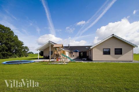 Schönes Luxusferienhaus nah am Strand bei Kegnæs auf Südalsen. Das Ferienhaus hat Platz für 22 Personen, Pool und viele Aktivitäten.