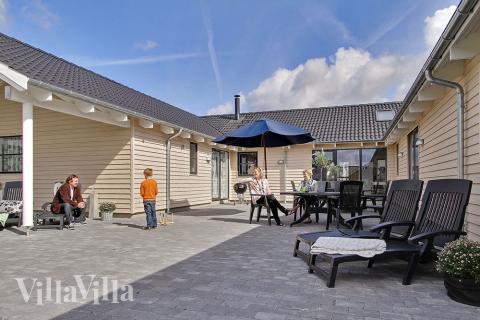 Draußen kann auf der teilweise überdachten Terrasse nach Herzenslust gegrillt werden. Die Kleinsten können derweil ihr Spiel auf dem Rasen fortsetzen und sich mit Schaukel und Sandkiste vergnügen