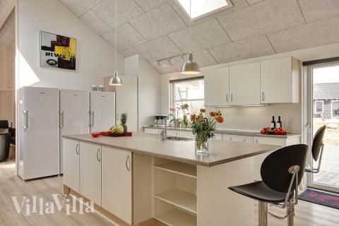 Die Küche ist gut eingerichtet, so dass alles vorhanden ist, was man zum Kochen im Urlaub benötigt. An der Waschinsel ist genügend Platz für Helfer und Topfgucker