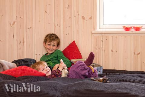 Die Schlafzimmer sind einladend eingerichtet mit Boxmatratzen und Einbauschränken