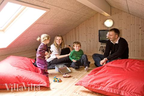 Kinder und Jugendliche können sich im großen Spielbereich unter dem Dachgiebel tummeln. Hier gibt es einen Flachbildfernseher mit DVD-Spieler und bequeme Sacksitze