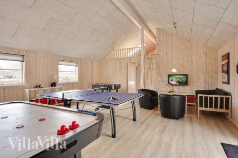 Nach dem Badegang gibt es reichlich Möglichkeit, sich und die anderen weiter zu aktivieren. Z.B. bei einem kleinen Turnier in Tischtennis, Kicker oder Dart im Aktivitätenraum des Hauses. Eine Internetverbindung, DVD, Kabelfernsehen und Playstation 2 stehen den Gästen ebenfalls zur Verfügung