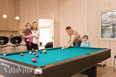Im Billardrau werden Billard/Pool und Dart gespielt, während die Zuschauer Drinks in der Bar mixen