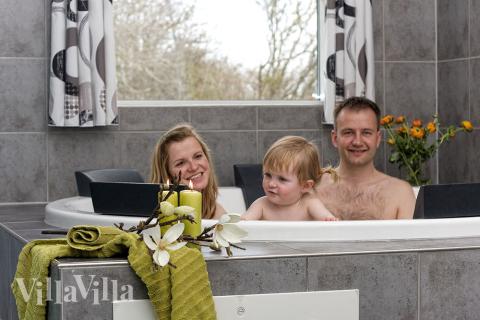 Nach einer Schwimmtour im Pool mit Gegenstromanlage, kann man sich im eingebauten Whirlpool entspannen