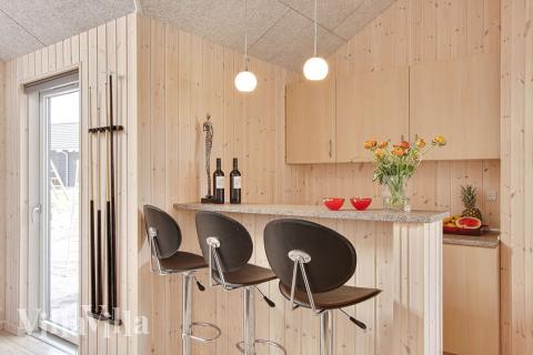 Der Billardraum ist mit einer Bar und einem Kühlschrank ausgestattet, so dass man sich Drinks mischen kann, während die Spieler angefeuert werden