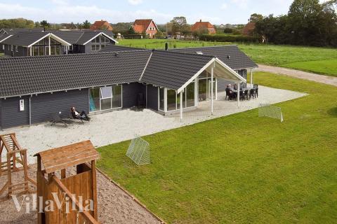 Das Haus verfügt über eine große Terrasse auf der man herrliche Barbecues veranstalten oder sich einfach nur die Sonne auf den Pelz brennen lassen kann. Die kleinen Gäste freuen sich derweil über Schaukel und Sandkiste im Garten