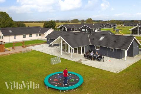 Schönes Luxusferienhaus mit Pool und Platz für 14 Personen nah am Strand auf Südalsen.