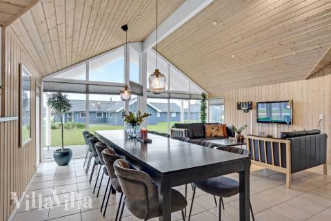 Der große, lichtdurchflutete Aufenthaltsraum im Luxusferienhaus Nr. 262 für 14.