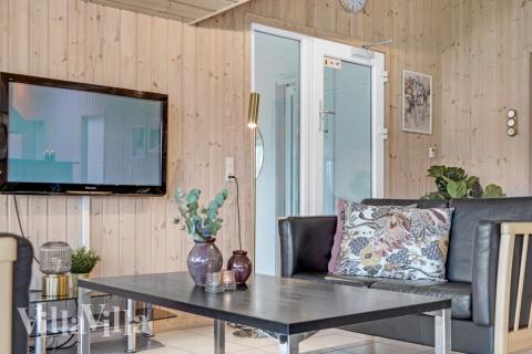 Die Couch im Luxusferienhaus Nr. 262 in Südjütland lädt zu Gesellschaftsspielen oder zu Kinoabenden ein.