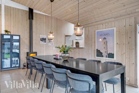 Der Aufenthaltsraum bietet Platz für 14 Personen, wenn ihr das Ferienhaus 262 in Südjütland besucht.