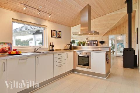 Die Küche ist direkt mit dem Wohnzimmer verbunden und natürlich mit allem ausgestattet, was der moderne Koch sich wünscht