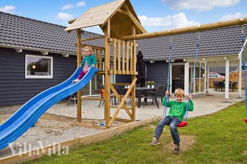 Die dänische Sommer kann auf der großen Terrasse genossen werden, und die Kinder können schaukeln, rutschen und spielen im Sandkasten / Spielturm.