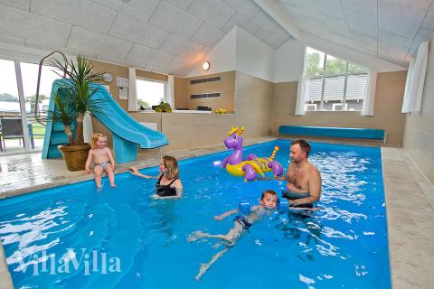 Der tolle Poolbereich bietet neben dem Swimmingpool mit Wasserrutsche einen Whirlpool für 4-6 Personen und eine Sauna