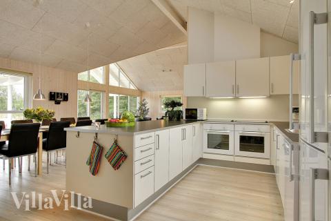 Die Küche ist ausgezeichnet ausgestattet und bietet Speiseplätze und eine Sofagruppe, sodass man es sich auch während des Kochens zusammen gemütlich machen kann