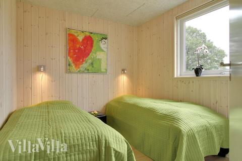 Die Schlafzimmer sind schön mit Einzel- oder Doppelbetten sowie Schränken eingerichtet