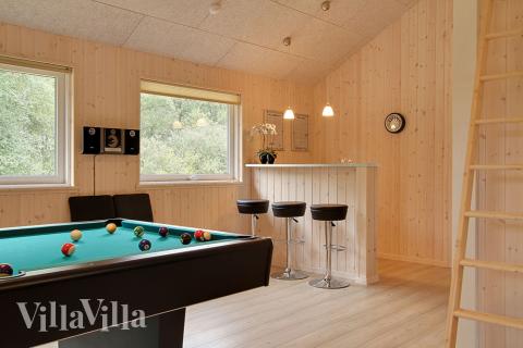 Der Aktivitätenraum ist mit einer Bar und einem Kühlschrank ausgestattet, so dass man sich Drinks mischen kann, während die Spieler angefeuert werden