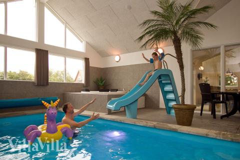 Im Swimmingpool des Hauses können die Gäste stundenlang Baden und Schwimmen. Hinterher geht\'s zur Entspannung in den Whirlpool oder in die Sauna