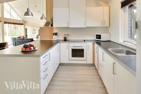 Die Küche ist praktisch eingerichtet und mit dem Aufenthaltsraum verbunden, so dass auch während des Kochens geredet und es sich gemütlich gemacht werden kann