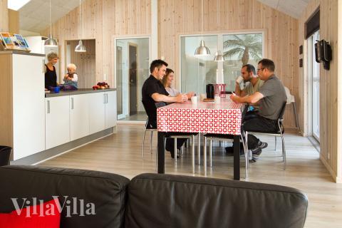 Das Wohnzimmer, das Blick auf den Poolbereich gestattet, ist geschmackvoll mit bequemen Möbeln, einem Kaminofen und einem 65 \" Flachbild-TV ausgestattet