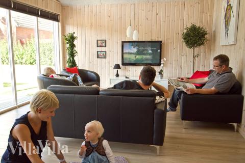 Das Wohnzimmer ist gemütlich eingerichtet mit Sofa und Kaminofen, welcher an kalten Tagen für extra Wärme und Gemütlichkeit sorgt