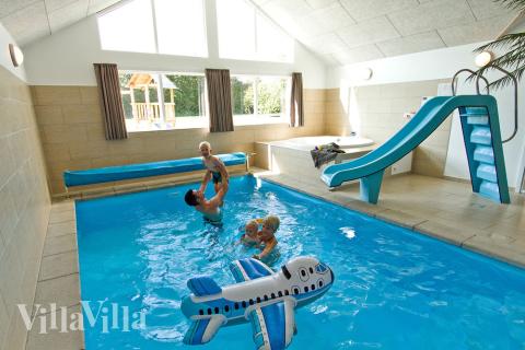 Das hauseigene Badeland mit Swimmingpool (mit Gegenstromanlage und Wasserrutsche), großem Whirlpool und einer Sauna ist ein Paradies fürWasserfreunde und Wellness-Fans