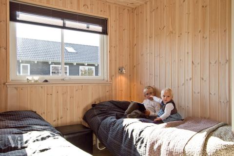 Die Schlafzimmer sind schön mit Einzel- oder Doppelbetten sowie Schränken eingerichtet