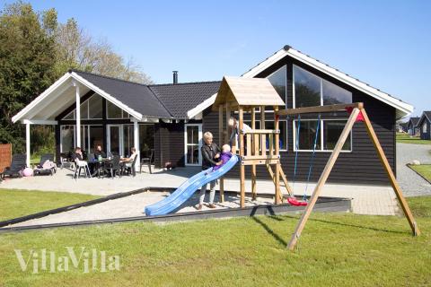 Auf der großen Sonnenterrasse des Hauses kann die Sonne genossen und ein leckeres Abendessen gegrillt werden