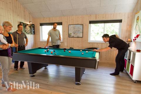 Im Aktivitätenraum können Sie sich gegenseitig in Billard/Tischtennis und Dart herausfordern