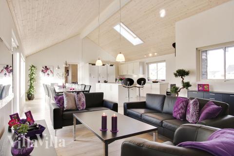 Von der komfortablen Sofalandschaft aus genießen Sie DVDs am Flachbild-TV. Von hier haben Sie auch Blick auf den Poolbereich