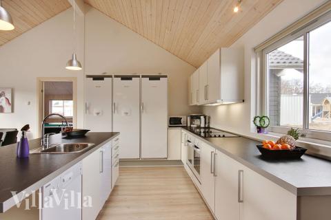 Den natürlichen Treffpunkt des Hauses bildet die zentral gelegene Küche mit u.a. 2 Öfen, 2 Kühlschränken und 2 Kochplatten