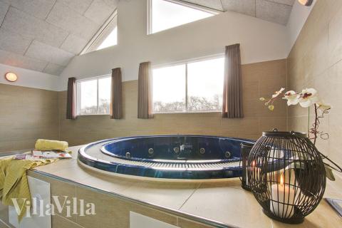 Der große Whirlpool lädt ein, es sich gut gehen zu lassen und sich einfach zu entspannen