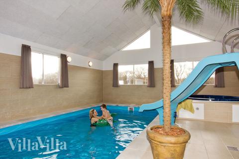 Im großen, hellen Poolraum steht Badespaß für die ganze Familie auf dem Programm