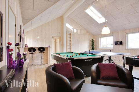 Die gemütliche Bar verfügt natürlich über einen eigenen Kühlschrank. So lassen sich kalte Drinks und Snacks jederzeit servieren