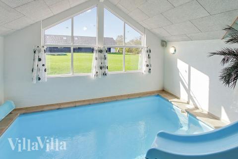 Das Hauseigene Badeland mit dem 15 m2 großen Swimmingpool (mit Wasserrutsche) und dem großen Whirlpool ist ein Traum für alle Wasserfreunde