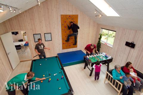 Im Aktivitätenraum des Hauses gibt es keine Entschuldigung mehr fürs Stillsitzen - hier darf auf der Wand geklettert werden !