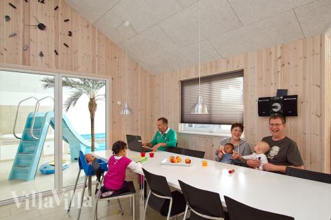 Das Zentrum des Hauses – die gemütliche Mehrzweck-Küche und das Wohnzimmer – ist geschmackvoll eingerichtet. Es gibt auch einen Kaminofen, in dem Sie an kalten Tagen ein Feuer für zusätzliche Wärme anzünden können