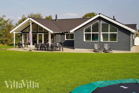 Draußen ist auch an die kleinsten Gäste gedacht: Es gibt sowohl eine Trampolin als auch ein Schaukelstativ. Das Haus verfügt über eine große Terrasse, auf der – wenn es das Wetter zulässt – ausgiebig gegrillt und sich entspannt werden kann