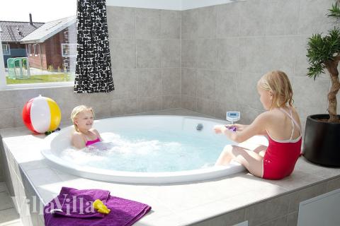 Nach einem ereignisreichen Tag darf sich im eleganten Whirlpool des Hauses entspannt werden