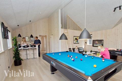 Der Aktivitätenraum ist mit einer Bar und einem Kühlschrank ausgestattet, so dass man sich Drinks mischen kann, während die Spieler angefeuert werden