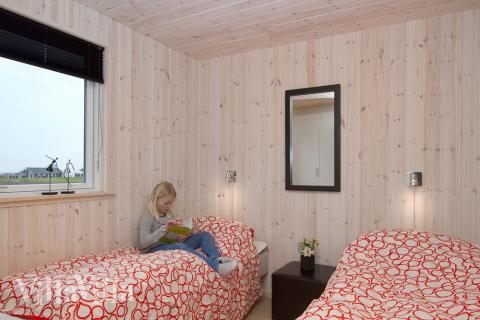 Die Schlafzimmer sind einladend eingerichtet mit Boxmatratzen und Einbauschränken