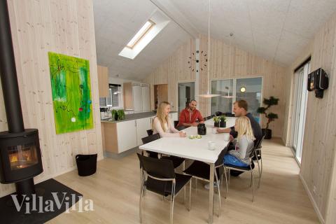 Das Wohnzimmer mit Sofagruppe und Esstisch ist der natürliche Sammelpunkt des Hauses