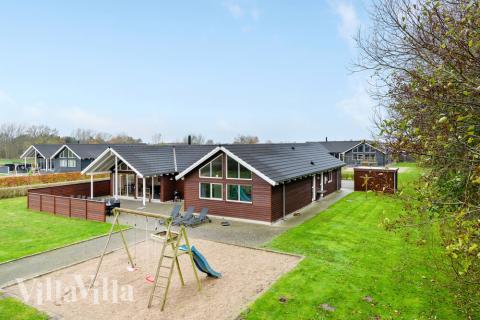 Zu dem attraktiven Ferienhaus Nr. 280 in Südjütland gehört auch ein tolles Angebot im Außenbereich, z. B. Spieleturm und Schaukeln