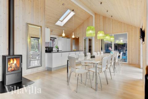 Der große, lichtdurchflutete Aufenthaltsraum im Luxusferienhaus Nr. 280 für 18.