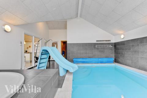 Das Ferienhaus 280 hat einen schicken Poolbereich mit Wasserrutsche, einem geräumigen, eingelassenen Whirlpool und einer Sauna.