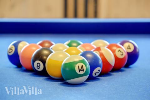 Das Luxusferienhaus 280 für 18 Personen hat einen großen Aktivitätsraum mit u. a. Billard und Darts
